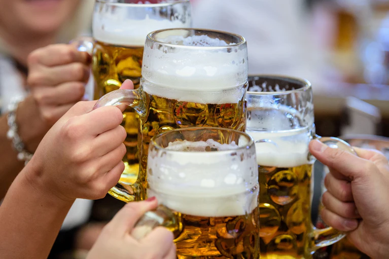 Ein Prosit: Um die Vergabe von Festzelten auf dem Oktoberfest hatte es zuletzt großen Wirbel gegeben. (Archivbild) — © Matthias Balk/dpa