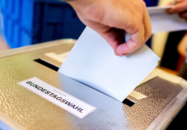 Bis zur Stimmabgabe hat jeder Wähler bewusst wie unbewusst massenweise Wahlwerbung konsumiert. (Illustration) — © Hauke-Christian Dittrich/dpa