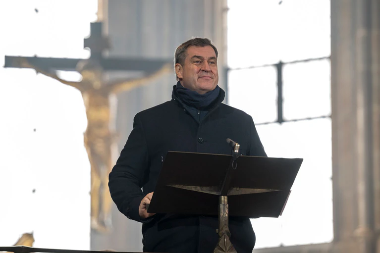 Markus Söder bei einem kirchlichen Anlass - nämlich bei der Amtseinführung des Bamberger Erzbischofs Gössl. (Archivbild) — © Daniel Vogl/dpa