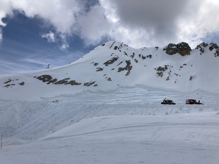 Von den Schneedepots aus dem Frühjahr ist nach dem heißen Sommer weniger als die Hälfte übrig. — © Sabine Dobel/dpa