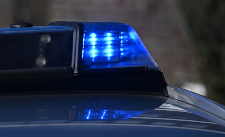 Weil ein Auto brannte, kommt es auf der Autobahn zu massiven Verkehrsbehinderungen. (Symbolbild) — © Bernd Weißbrod/dpa