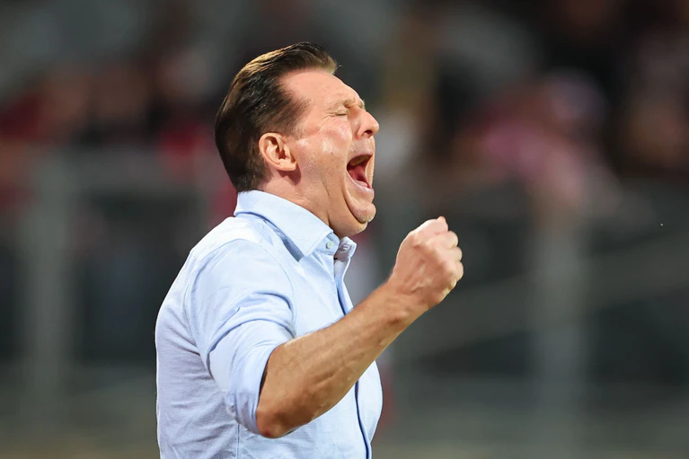 Wieder nichts: Der Druck auf 96-Trainer Christian Titz nimmt massiv zu. — © Daniel Karmann/dpa