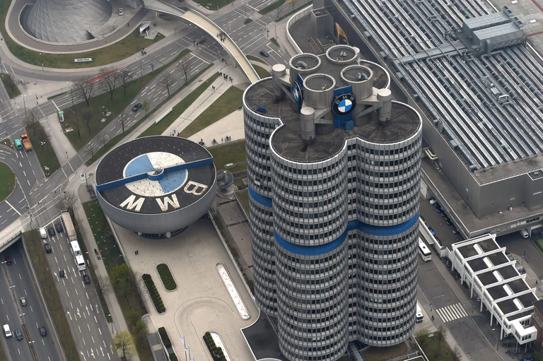 BMW kämpft mit den Folgen des Iran-Kriegs und der Absatzkrise auf dem chinesischen Automarkt. (Archivbild)  — © Felix Hörhager/dpa