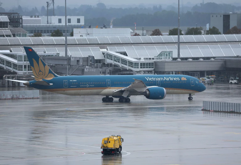  Die Passagiere der Vietnam Airlines müssen auf ihren Abflug warten.  — © Karl-Josef Hildenbrand/dpa