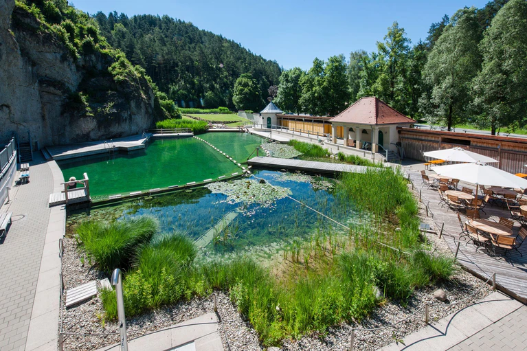 Das 1926 erbaute Freibad in Pottenstein liegt am Fuße einer Felswand und ist noch heute von Jugendstil-Mauern umgeben. — © Florian Trykowski/TZ Fränkische Schweiz /dpa