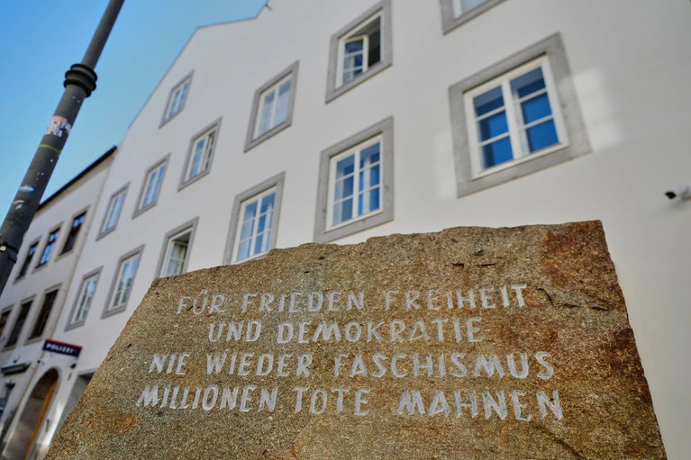 Hitlers Geburtshaus in Österreich ist nun eine Polizeistation — © Matthias Schrader/AP/dpa