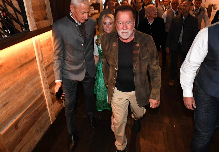 Schwarzenegger besuchte das Oktoberfest mit seiner Lebensgefährtin Heather Milligan. — © Felix Hörhager/dpa