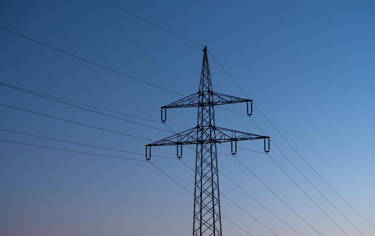 13.000 Haushalte waren am Mittwochnachmittag ohne Strom. (Symbolbild) — © Silas Stein/dpa