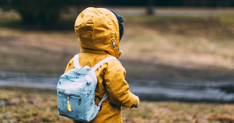 Kinder auf Schulweg — © Bild: Daiga Ellaby / Unsplash