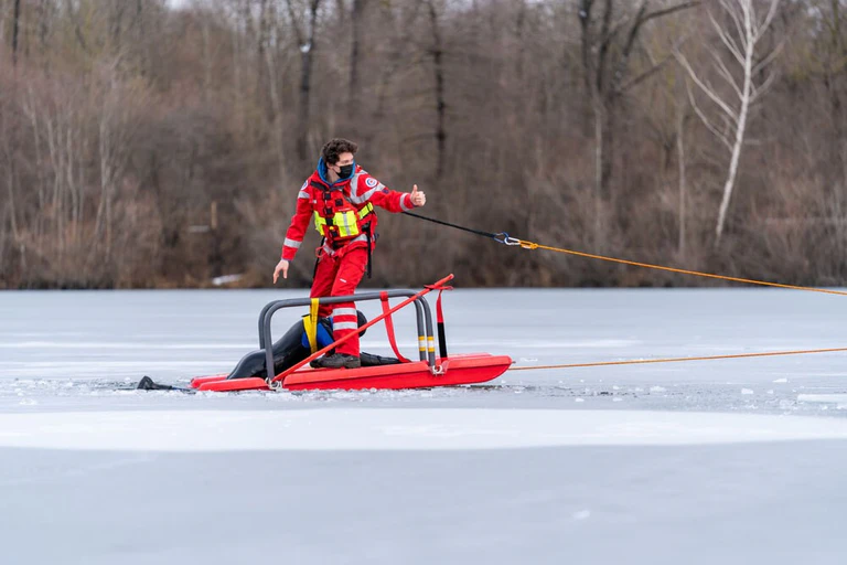 Eisrettung Münchner Wasserwacht — © Bild: Eisrettung Münchner Wasserwacht