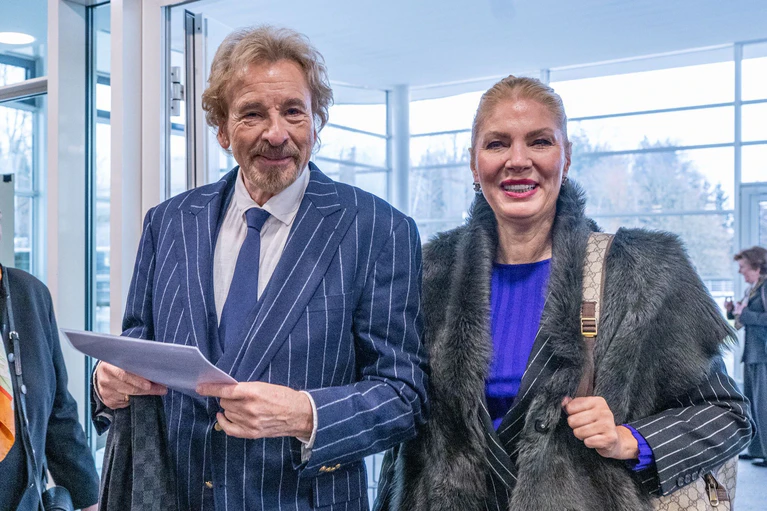 Zusammen mit Ehefrau Karina sprachen sie in einem Interview über die schwere Krankheit. (Archivbild) — © Armin Weigel/dpa