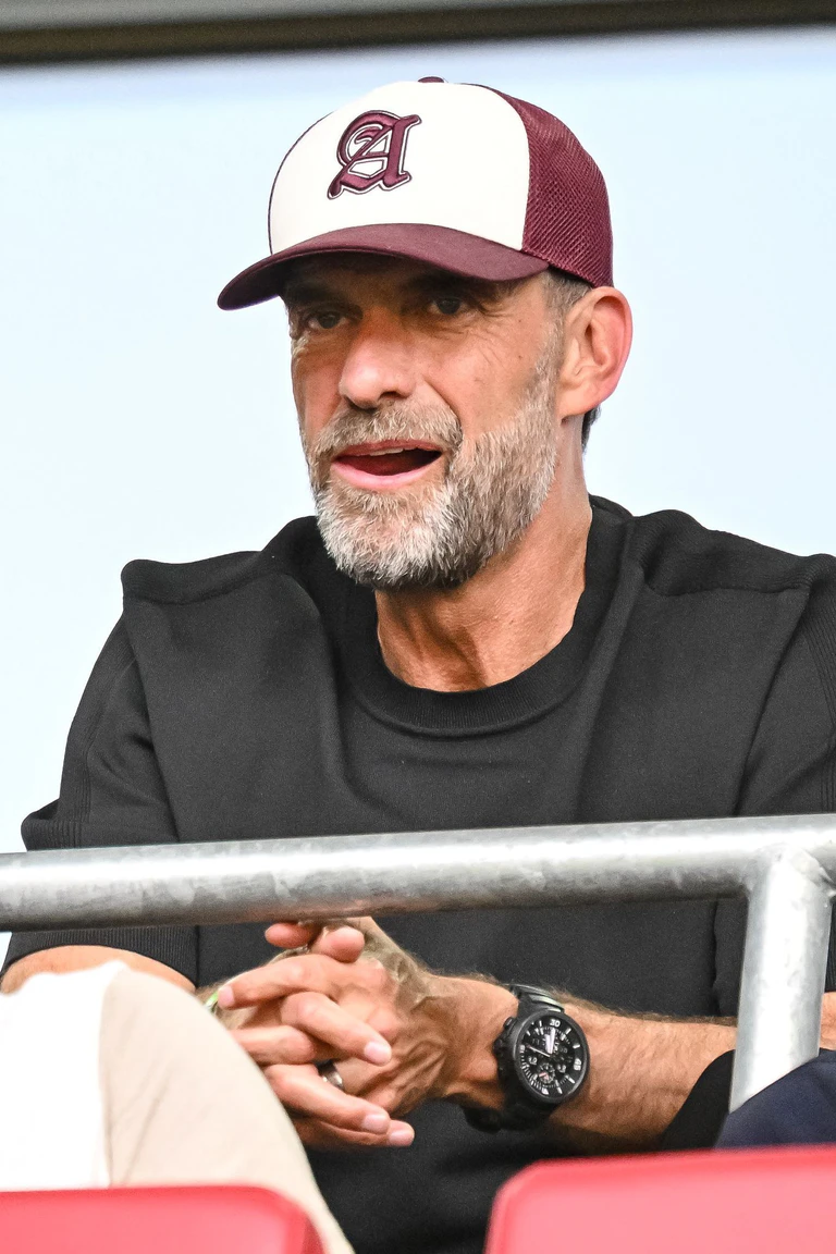 Tribünengast Jürgen Klopp schaut beim Augsburger Sieg gegen Schalke genau hin. — © Harry Langer/dpa