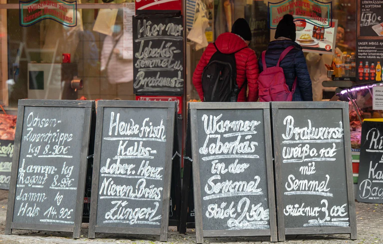 Wurst und Fleisch sind nur ein Teil des Angebotes, es gibt neben anderen Lebensmitteln auch Blumen und Kunsthandwerk. (Archivbild) — © Peter Kneffel/dpa