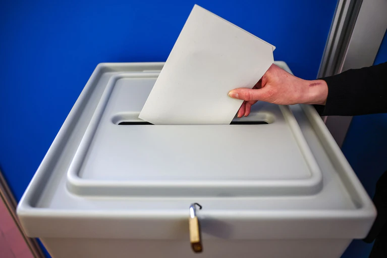 Das geänderte Wahlrecht könnte laut bayerischem Landesamt für Statistik Auswirkungen auf die Bekanntgabe der direkt Gewählten bei der kommenden Bundestagswahl haben. (Symbolbild) — © Jan Woitas/dpa