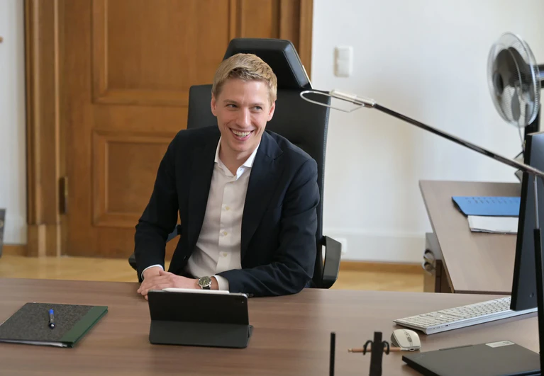 Angekommen im Münchner Chefsessel: Dominik Krause. — © Malin Wunderlich/dpa