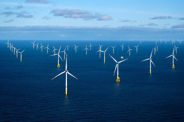 Bundeswirtschaftsministerin Katherina Reiche reagiert auf einen Brandbrief von Ländern zum stockenden Ausbau der Windkraft auf See. — © Sina Schuldt/dpa