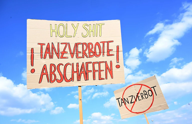 Kritikern ist das Tanzverbot ein Dorn im Auge. (Archivbild) — © Felix Hörhager/dpa