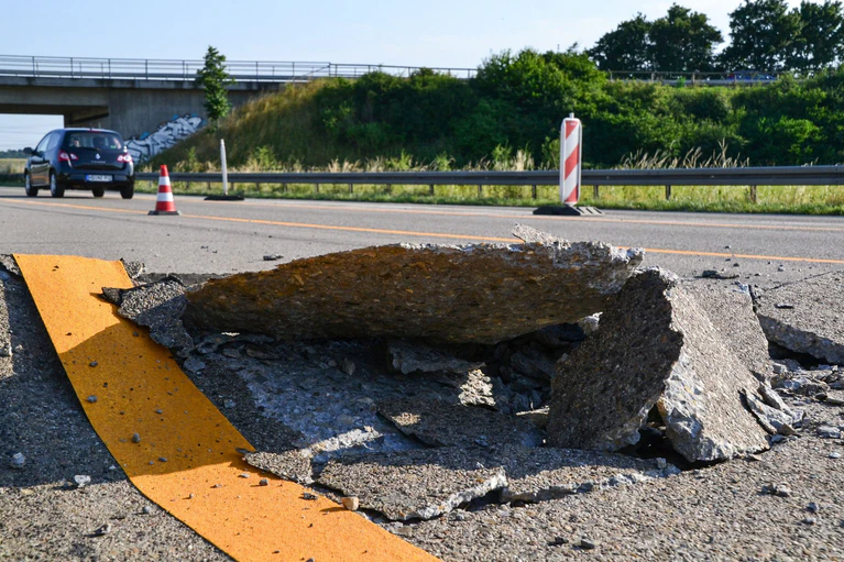 Extreme Hitze kann Beton- und Asphaltfahrbahnen beschädigen. (Archivbild)  — © Rene Priebe/dpa/dpa-tmn