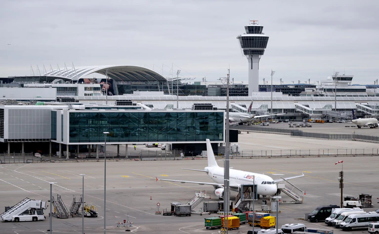 Am Münchner Flughafen soll am Samstag wieder weitgehend normaler Betrieb herrschen. — © Sven Hoppe/dpa