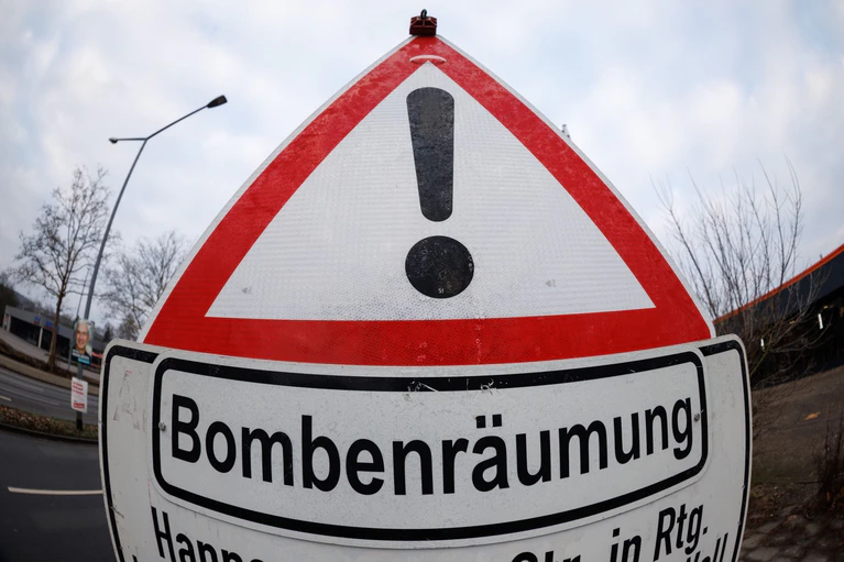 Wegen einer Bombenentschärfung wird am Dienstagabend auch vorübergehend die Bahnlinie zwischen Augsburg und Ulm gesperrt. (Symbolbild) — © Friso Gentsch/dpa