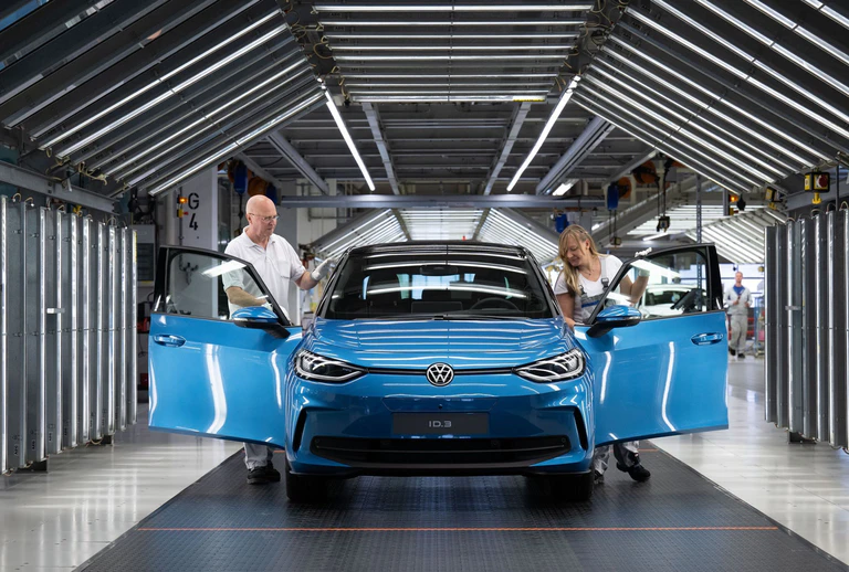 Ein neuer VW ID.3 im Volkswagen-Werk Zwickau. Für ihre Berechnung der CO2-Emissionen bei der Reparatur von Unfallwagen legten die Studienautoren den Einbau einer neuen Vordertür des Elektroautos zugrunde. — © Hendrik Schmidt/dpa