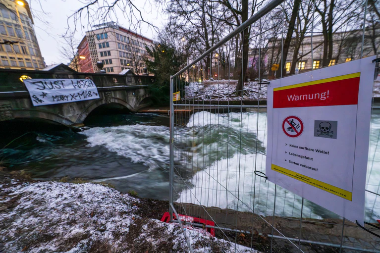 Offiziell bleibt das Surfen verboten. — © Peter Kneffel/dpa