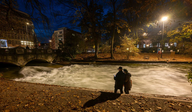 Kein Surfer auf dem Münchner Eisbach - denn die bekannte Welle funktioniert nicht mehr. Die Surfer rätseln über die Gründe. (Archivbild) — © Peter Kneffel/dpa