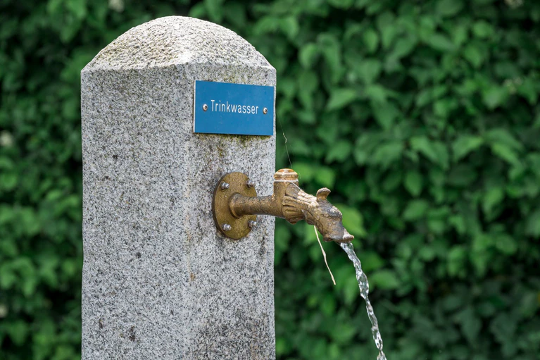 Mancherorts werden Brunnen außer Betrieb genommen. (Symbolbild) — © Daniel Vogl/dpa