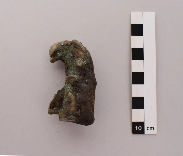 Bei archäologischen Ausgrabungen sind im Landkreis Weilheim-Schongau Funde an einem bronzezeitlichen Gräberfelder und an einer Straße aus der Römerzeit gesichert worden. Das Foto zeigt eine Miniatur-Wagenaufhängung aus der römischen Kaiserzeit. — © Lutz Kunstmann/Firma Archbau/dpa