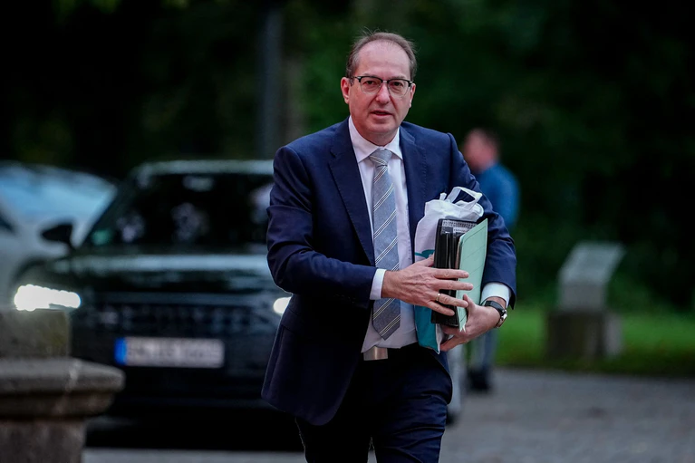 Alexander Dobrindt setzt auf eine Verschärfung der Asylpolitik. (Archivbild) — © Kay Nietfeld/dpa