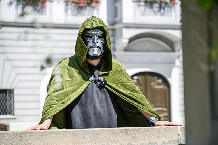 Oberbürgermeister Jan Rothenbacher wirbt als Bösewicht «Doctor Doom» dafür, dass der nächste Marvel-Film in Memmingen Premiere feiert. — © Jason Tschepljakow/dpa