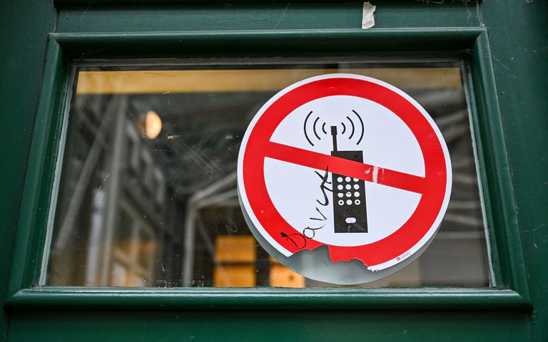 Bisher ist das Mitbringen der Telefone in den Unterricht erlaubt, ihre Nutzung aber untersagt. (Symbolbild) — © Jens Kalaene/dpa