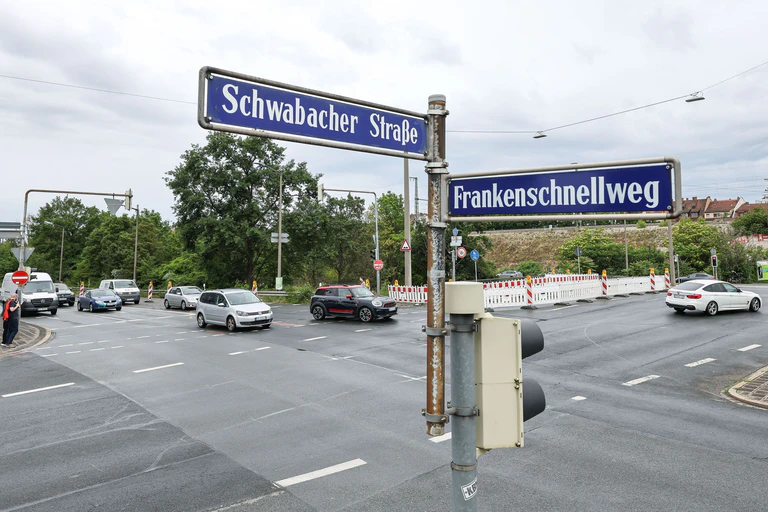 Der Frankenschnellweg wird in Nürnberg zum Nadelöhr. Die Stadt will diesen ausbauen, damit der Verkehr wieder besser rollt. (Archivbild) — © Daniel Löb/dpa