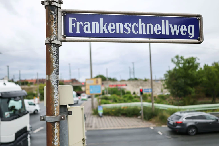 Auf dem Frankenschnellweg staut sich regelmäßig der Verkehr. Die Stadt will das ändern. Gegner halten die Pläne aber für zu kurz gegriffen. — © Daniel Löb/dpa