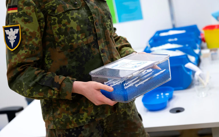 Soldaten und Soldatinnen müssen sich gegen eine ganze Reihe von Krankheiten impfen lassen, wenn keine besonderen gesundheitlichen Gründe dagegensprechen. (Symbolbild) — © Sven Hoppe/dpa