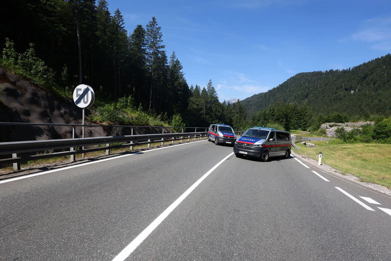 Die Route war zwei Stunden lang gesperrt. — © Karl-Josef Hildenbrand/dpa