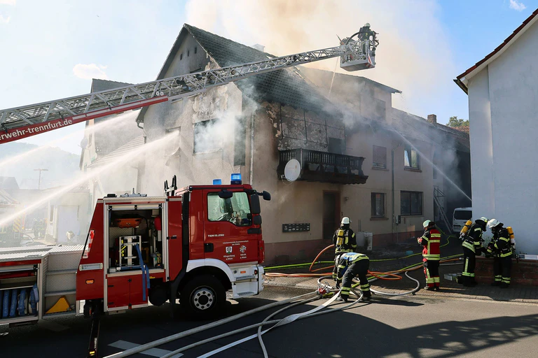 Bei dem Brand in Klingenberg waren etwa 90 Feuerwehrleute vor Ort. — © Ralf Hettler/dpa