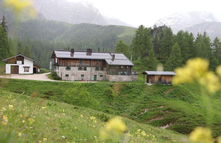 Das Schneibsteinhaus liegt malerisch auf 1.670 Metern im Nationalpark Berchtesgaden. — © Karl-Josef Hildenbrand/dpa