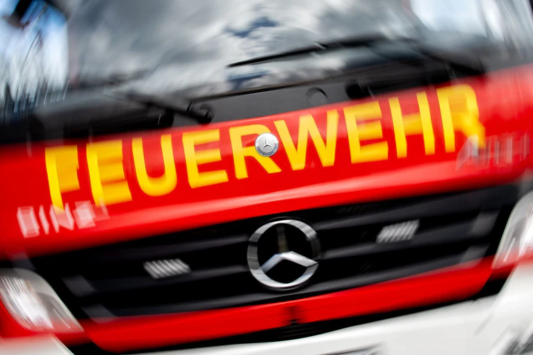 Eine Frau wurde von der Feuerwehr aus einem brennenden Haus gerettet. (Symbolbild) — © Hauke-Christian Dittrich/dpa