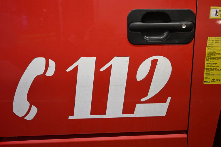 Ein 17-jähriger Bewohner musste bei dem Brand über den Balkon gerettet werden (Symbolbild). — © Felix Hörhager/dpa