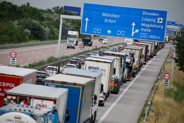 Güter auf die Straße heißt es wegen des Niedigwassers kurzzeitig auch in Bayern. (Symbolbild). — © Jan Woitas/dpa