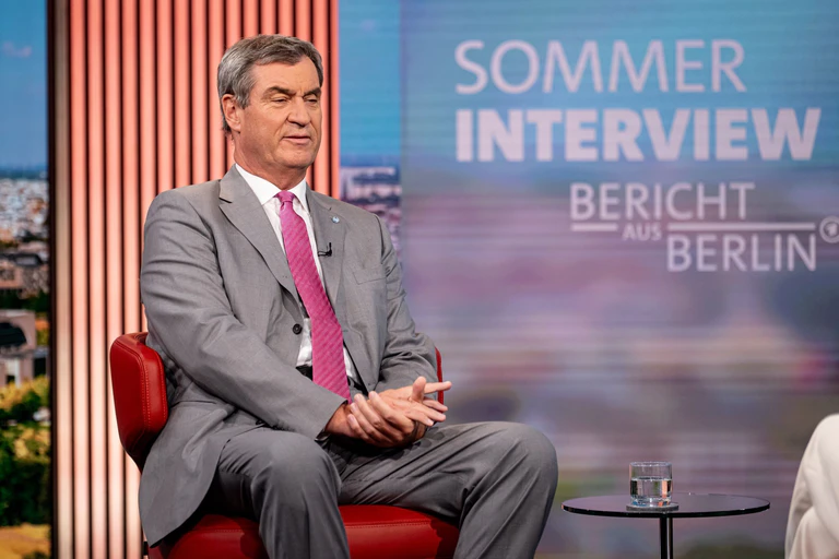 Hohe Spritpreise drücken das Gemüt der Autofahrer in Deutschland auch in den Sommerferien. CSU-Chef Söder hat aber auch keine kurzfristige Lösung parat.  — © Fabian Sommer/dpa