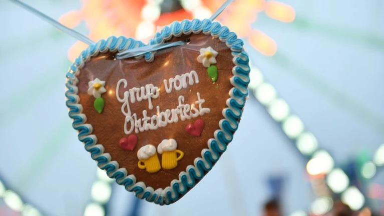 Die Besucherinnen und Besucher der Wiesn müssen sich auf Wolken einstellen. (Symbolbild) — © Felix Hörhager/dpa