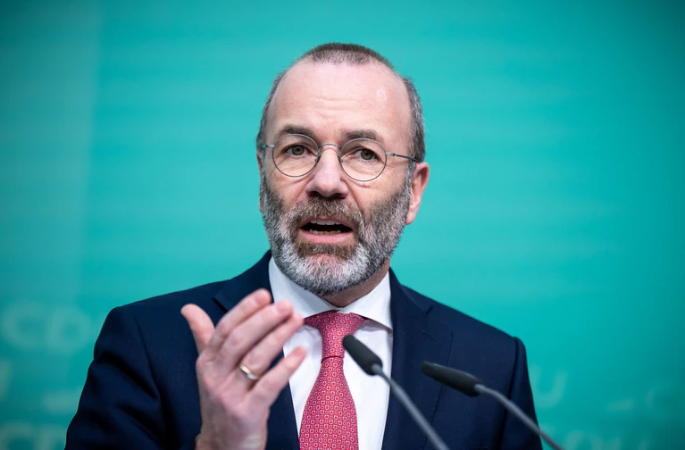 Manfred Weber (CSU) ist Vorsitzender der EVP-Fraktion im Europaparlament. (Archivbild) — © Michael Kappeler/dpa
