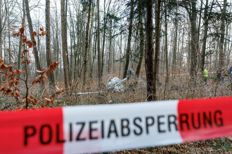 Die Polizei hat die Unfallstelle mit Absperrband gesichert. — © Daniel Karmann/dpa