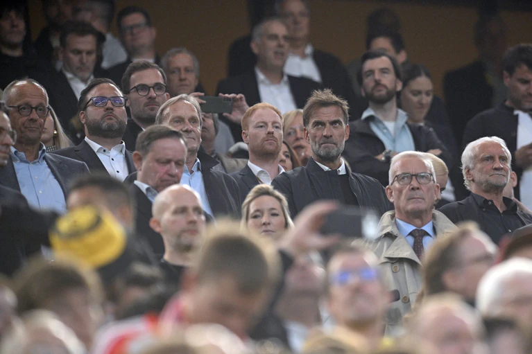 Der neue Bundestrainer Jürgen Klopp sah in Dortmund ein Spiel mit hohem Tempo. — © Bernd Thissen/dpa