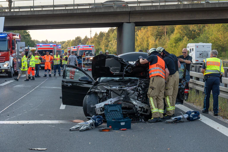 Mehrere Fahrzeuge sind auf der A73 bei Bamberg in einen Unfall verwickelt. — © Ferdinand Merzbach/NEWS5/dpa