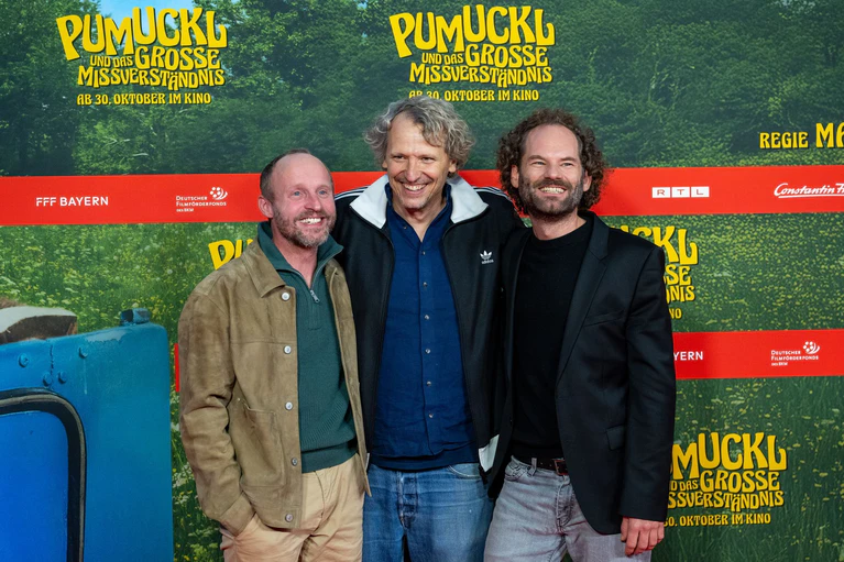 Florian Brückner (l) spielt Meister Eder, Maxi Schafroth (r) spricht den Pumuckl. — © Lennart Preiss/dpa