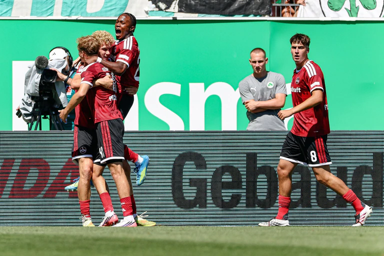 Nürnbergs Spieler jubeln über den Derbysieg in Fürth. — © Daniel Löb/dpa