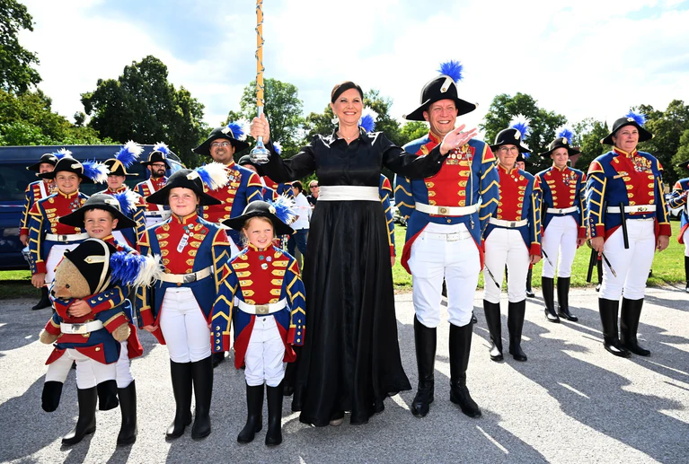 Landtagspräsidentin Ilse Aigner grüßt beim Landtags-Empfang am Schloss Schleißheim. — © Felix Hörhager/dpa